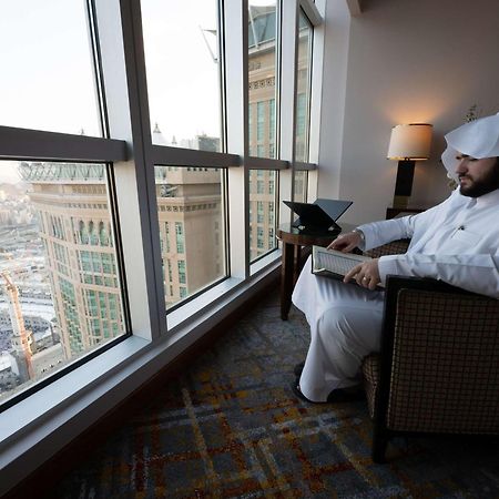 Swissotel Al Maqam Makkah Mekka Eksteriør billede A Saudi Arabian man in Riyadh