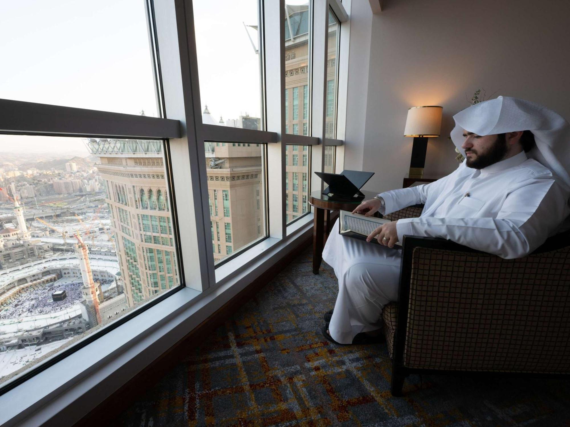 Swissotel Al Maqam Makkah Mekka Eksteriør billede A Saudi Arabian man in Riyadh