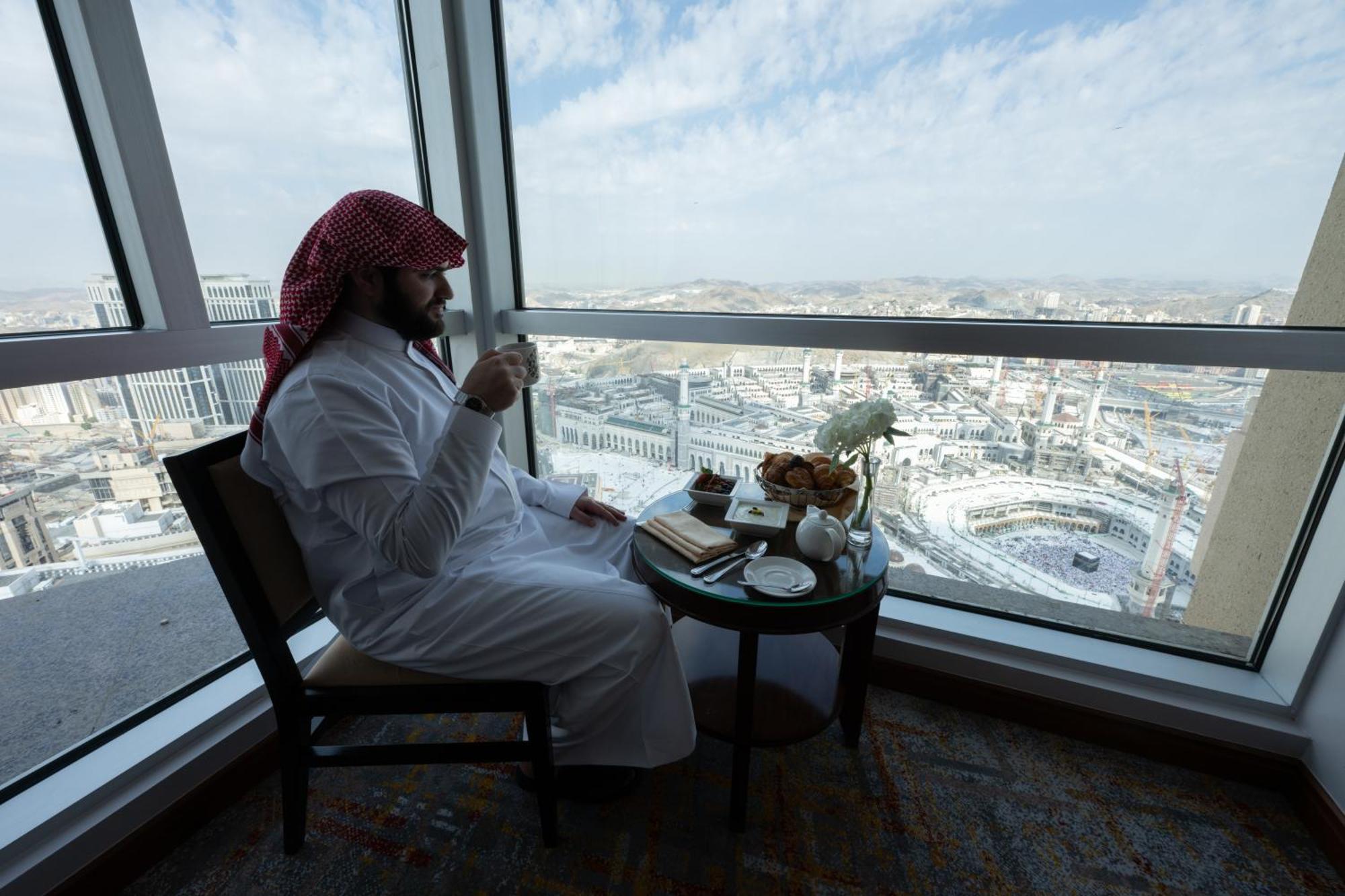 Swissotel Al Maqam Makkah Mekka Eksteriør billede A Saudi Arabian man in traditional dress
