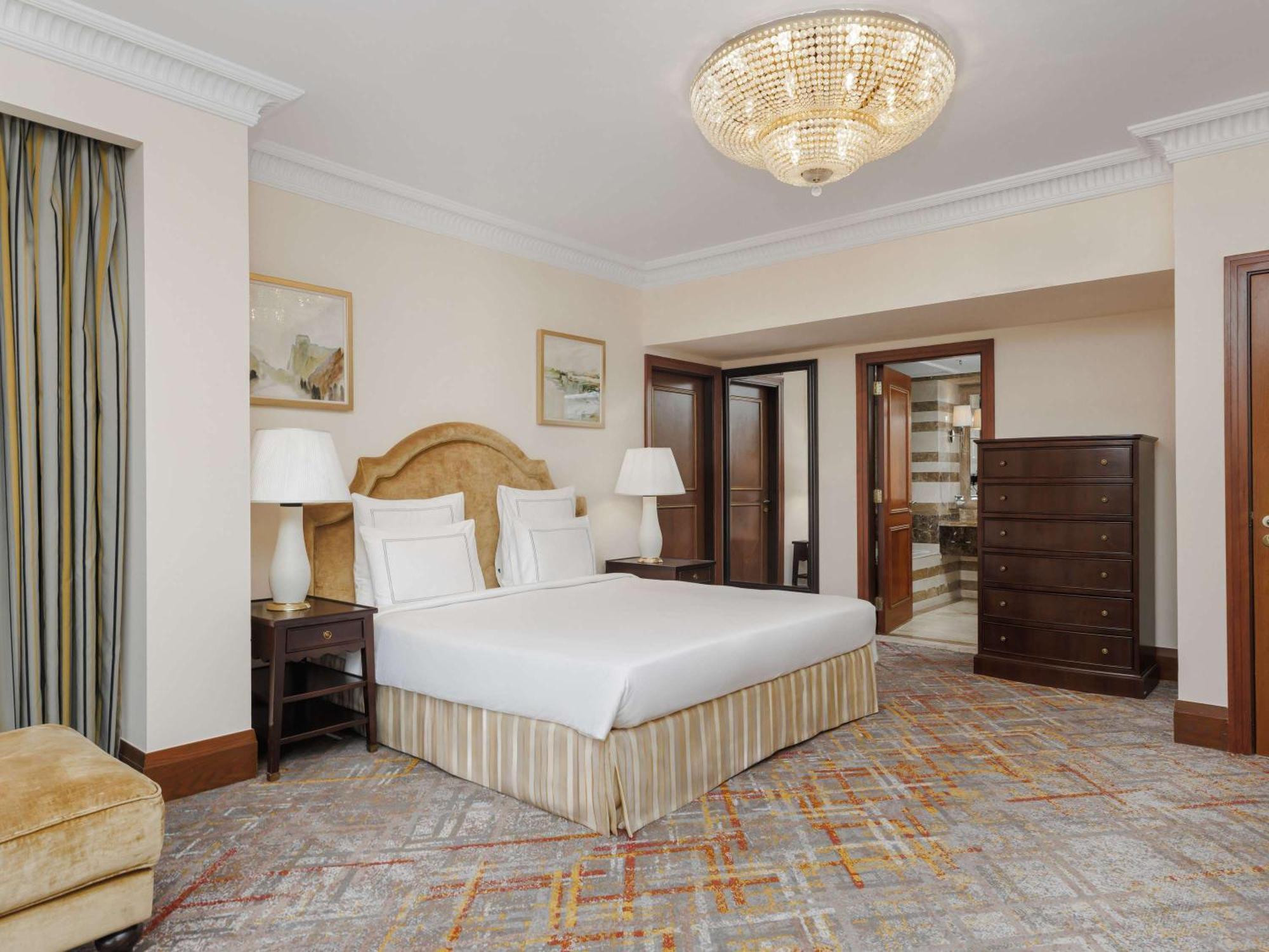 Swissotel Al Maqam Makkah Mekka Eksteriør billede A bedroom at the hotel